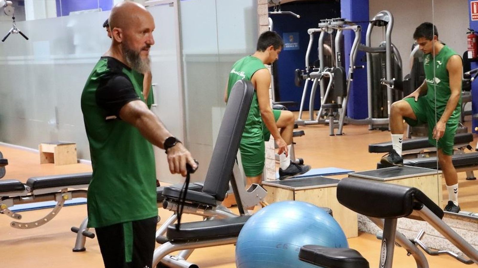 Enrique de Haro, preparador físico, hace una indicación durante la actividad en el gimnasio.