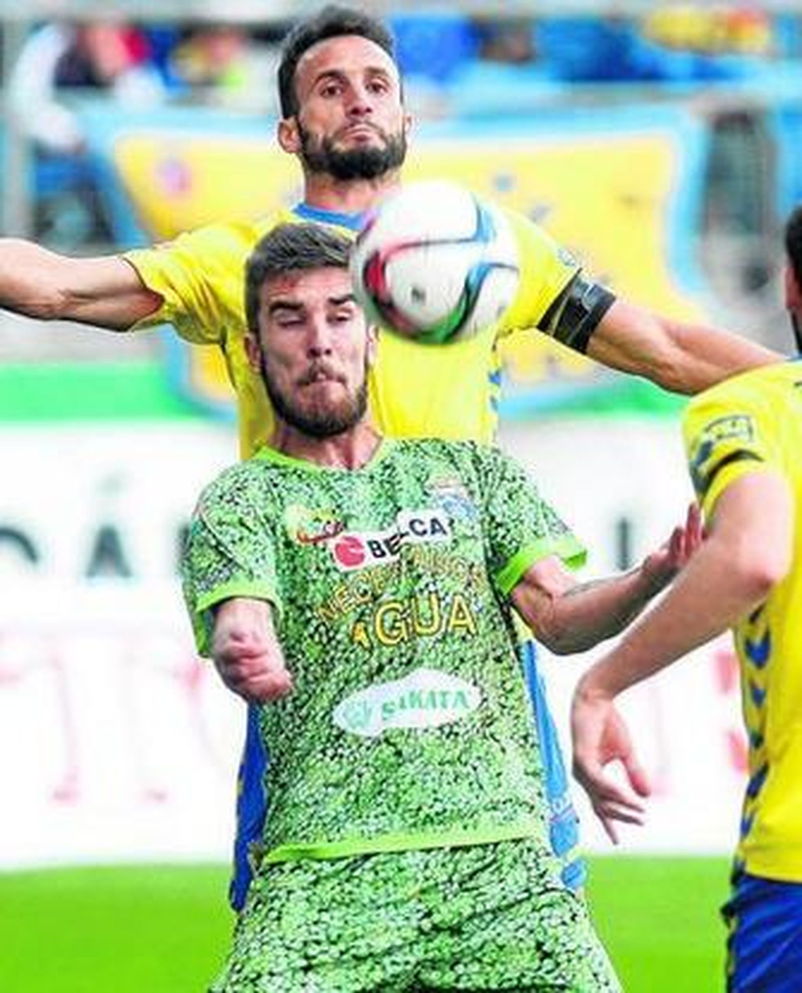 Servando acecha a Francis Ferrón en el duelo casero ante La Hoya.