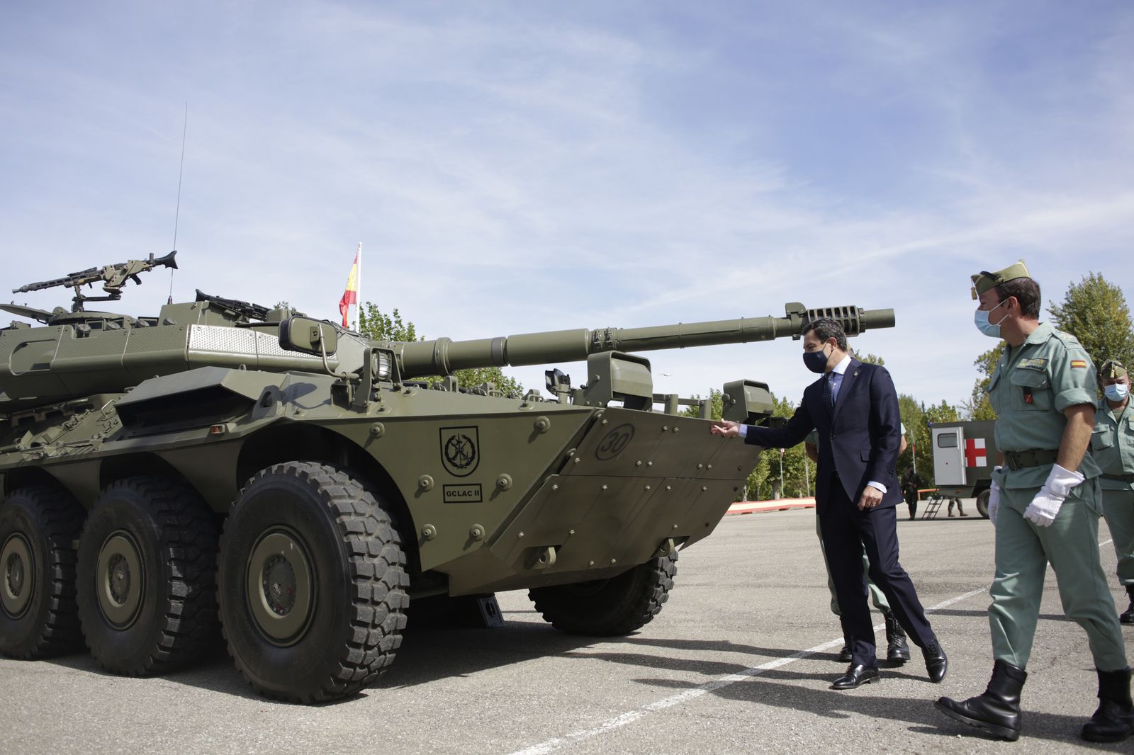 Fotos de la visita de Juanma Moreno a la Legión en Ronda