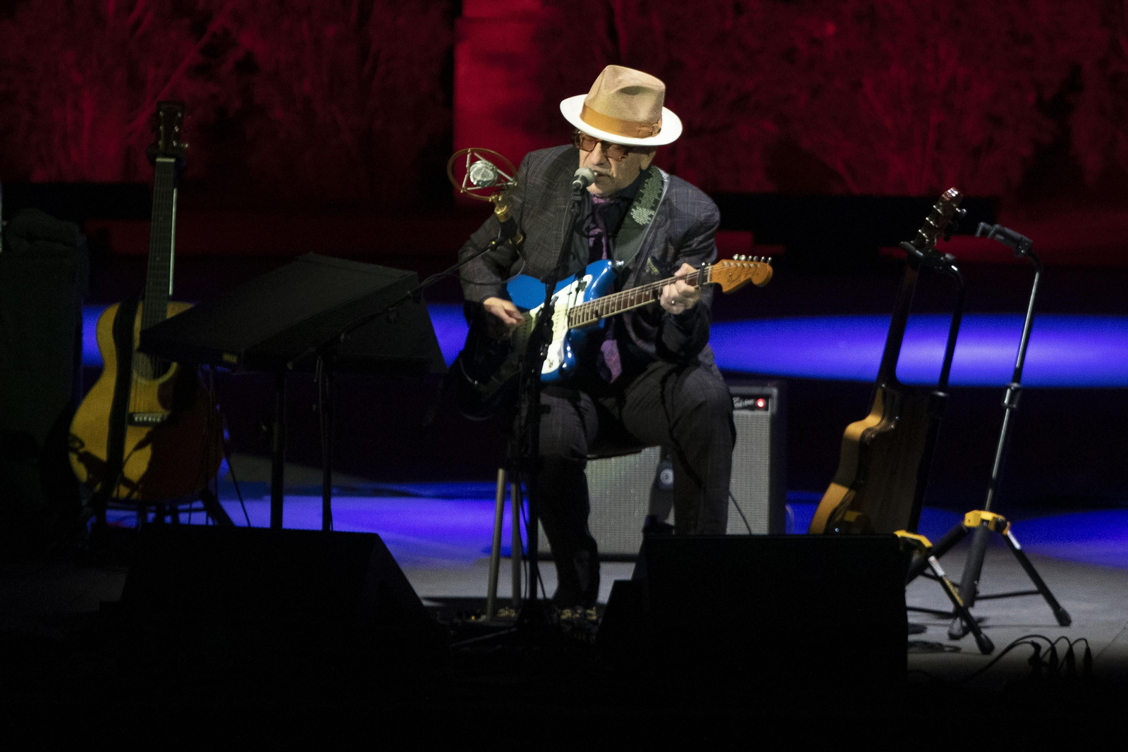 Así ha sido el concierto de Elvis Costello en Granada antes de su suspensión por la lluvia