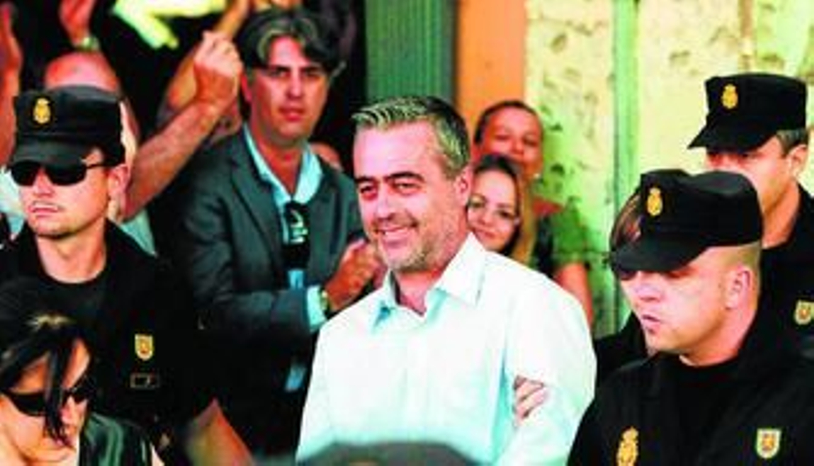 El ex alcalde de Estepona, Antonio Barrientos, cuando iba a ser conducido a la cárcel en octubre de 2009.