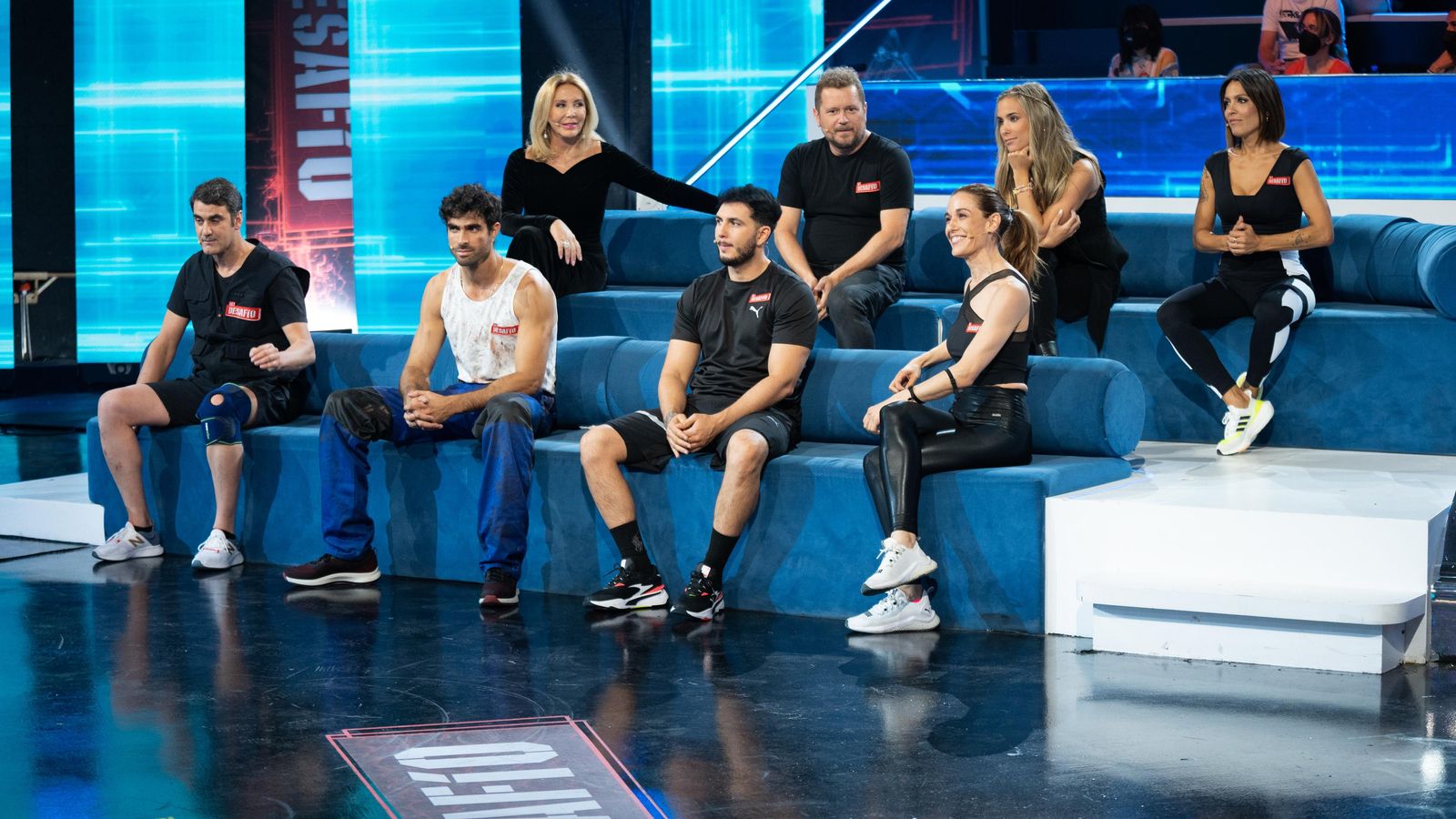Los ocho concursantes, en el plató del programa.