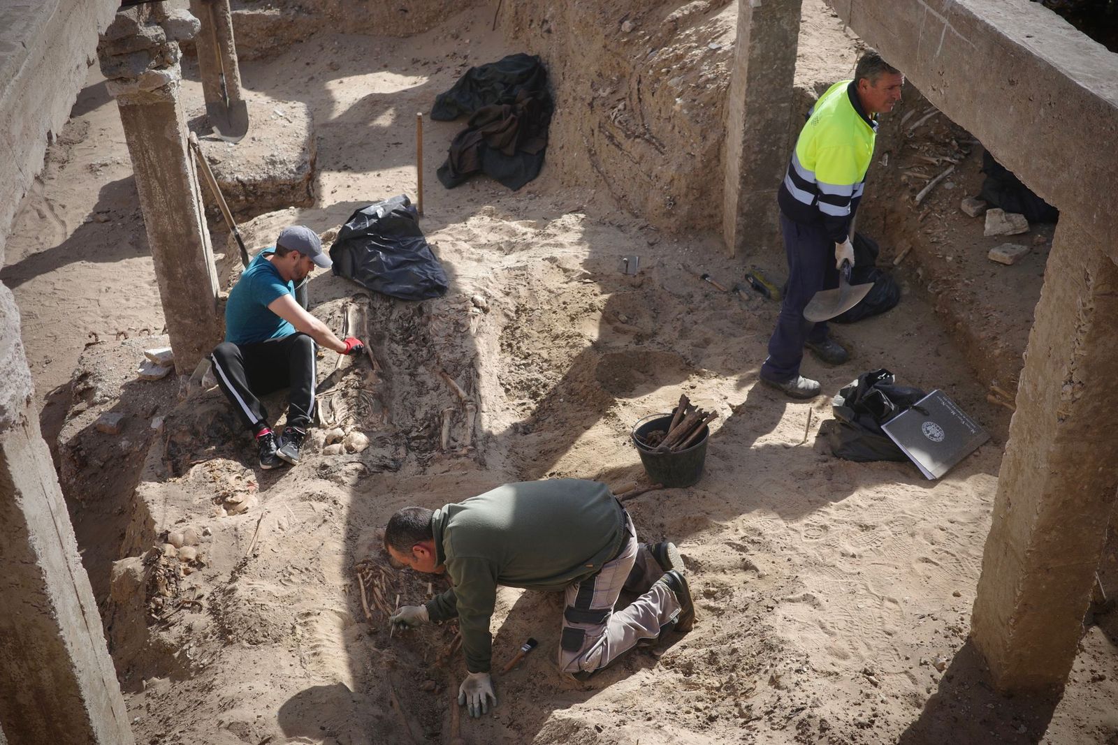 Últimos trabajos de búsqueda de restos en el camposanto de Cádiz.