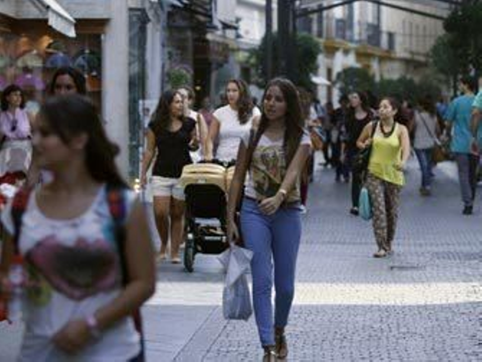 Zoido plantea a la Junta la batalla por la ampliación del horario comercial