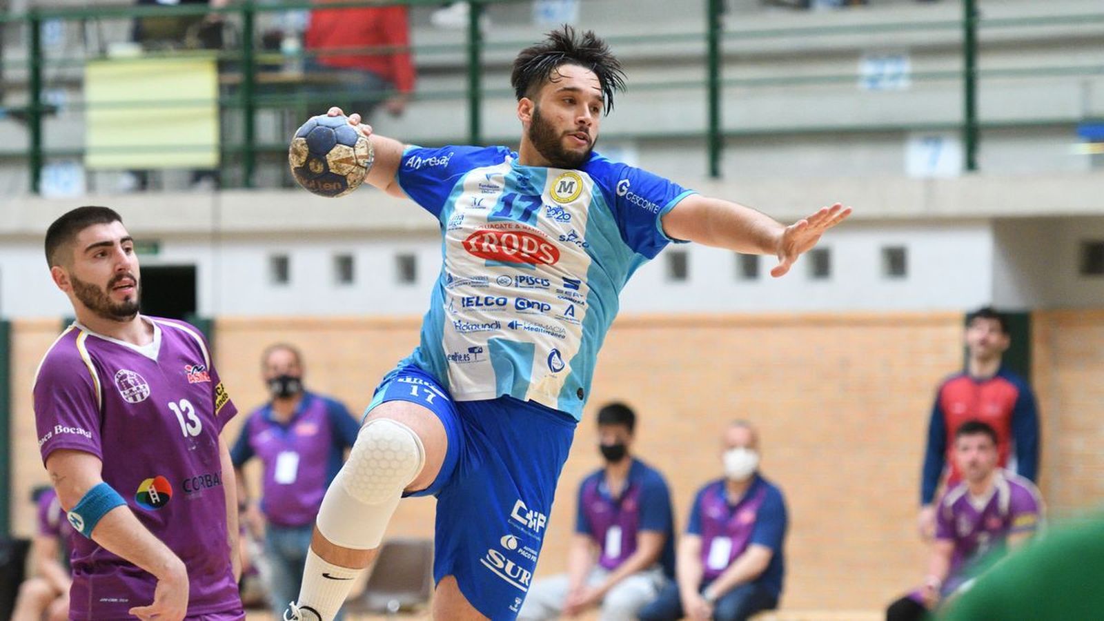 Álvaro Armada hace un lanzamiento a portería en esta temporada.