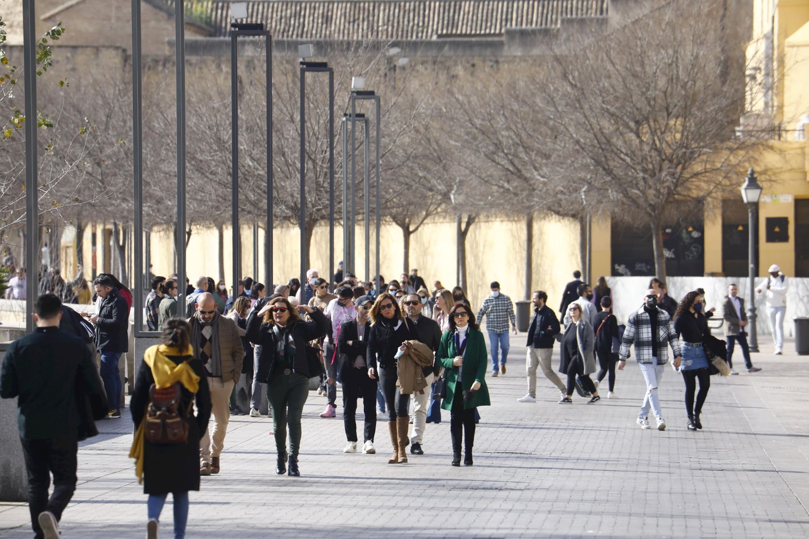 El Paseo de la Ribera, lleno de gente.