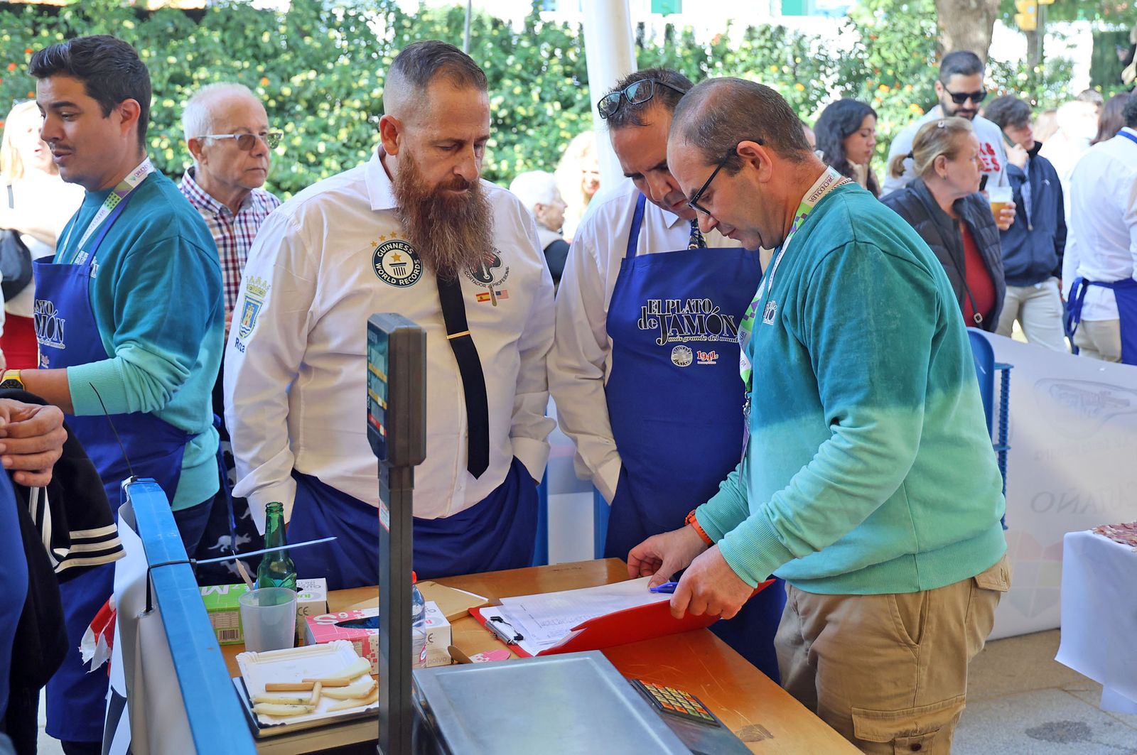 Huelva consigue el récord Guinness con el plato de jamón más grande del mundo, en imágenes