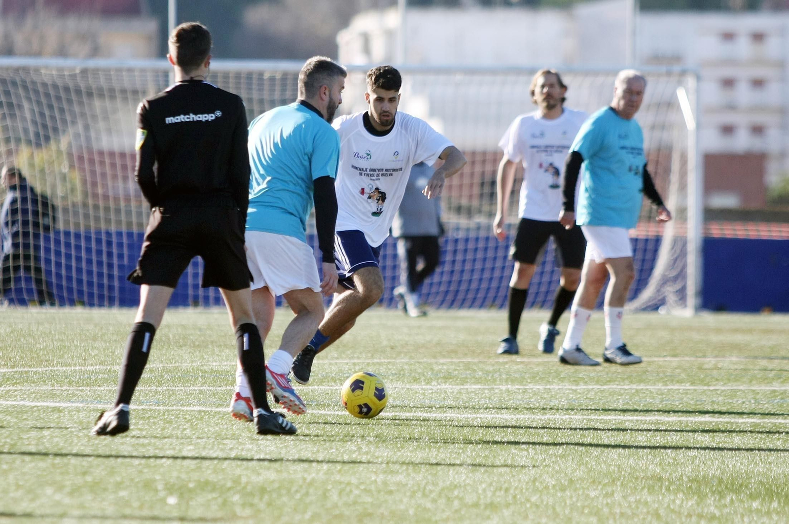 Imágenes del partido homenaje a los árbitros históricos de fútbol de Huelva