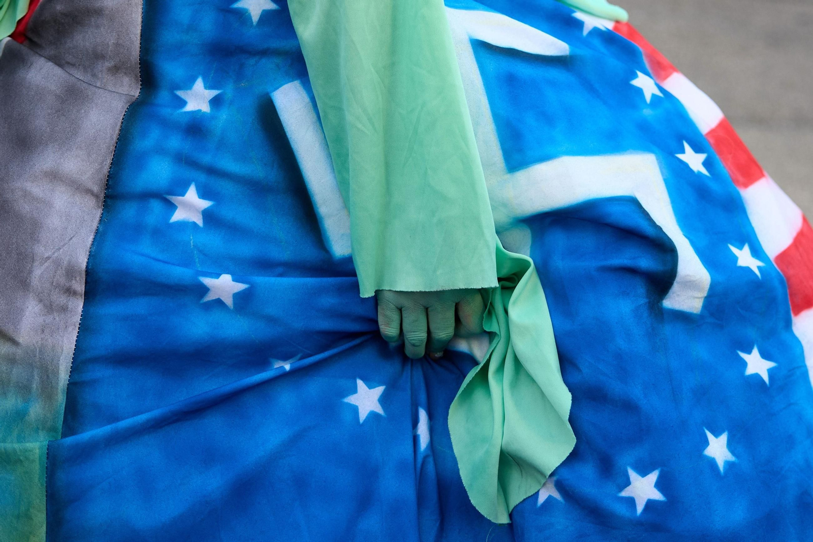 Miles de manifestantes contra Trump y Musk en EEUU: "¡Quita tus manos!"