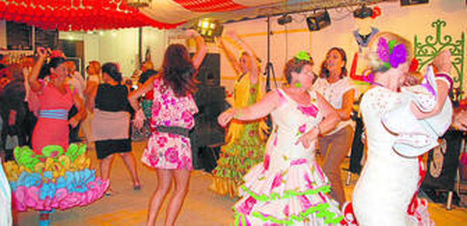 Las sevillanas sonaron en el interior de las casetas más tradicionales.