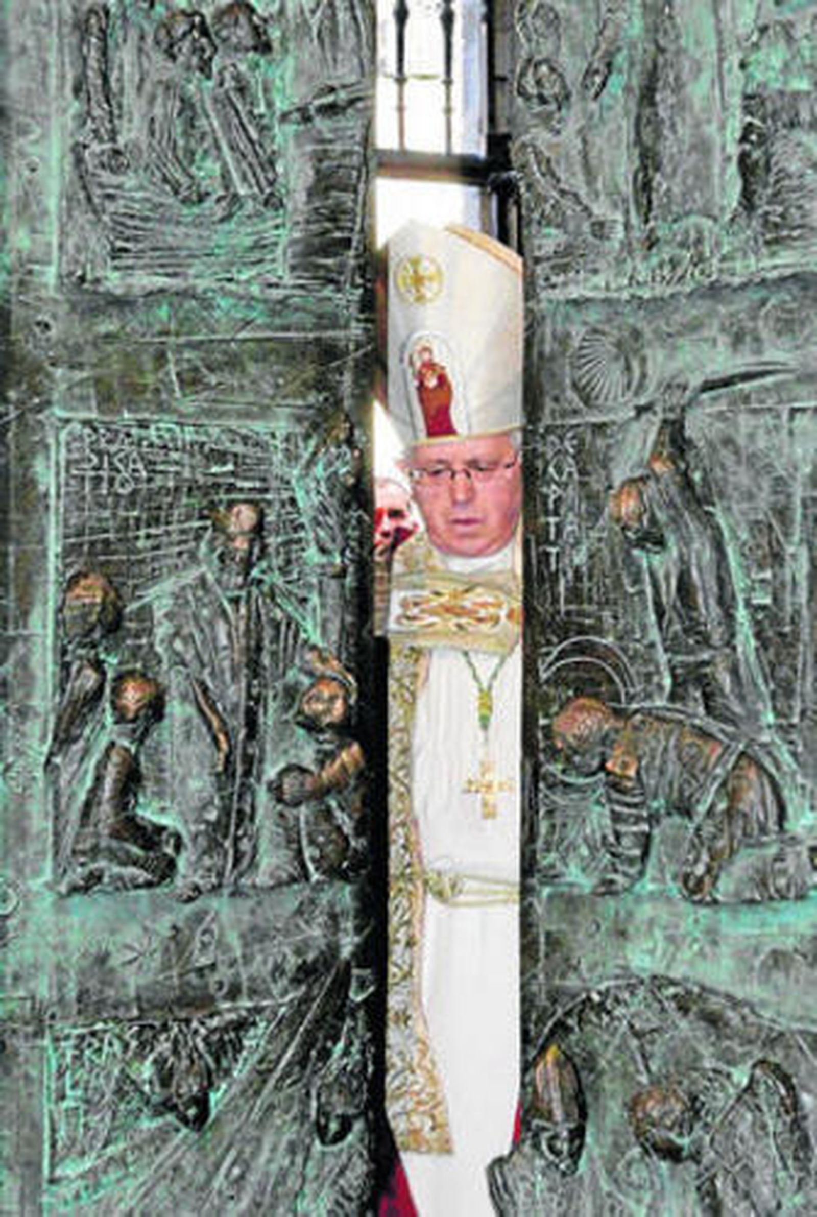 El arzobispo de Santiago cierra la Puerta Santa de la catedral.