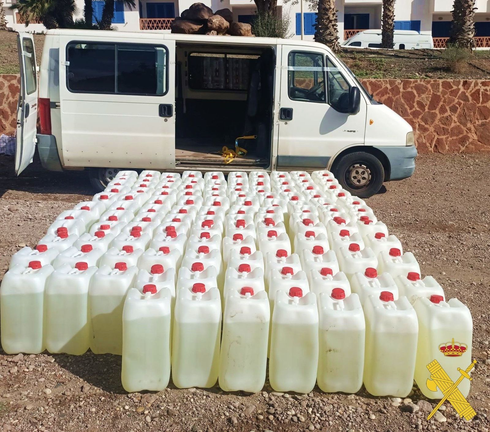 Garrafas de gasolina halladas en el interior de una furgoneta abandonada.