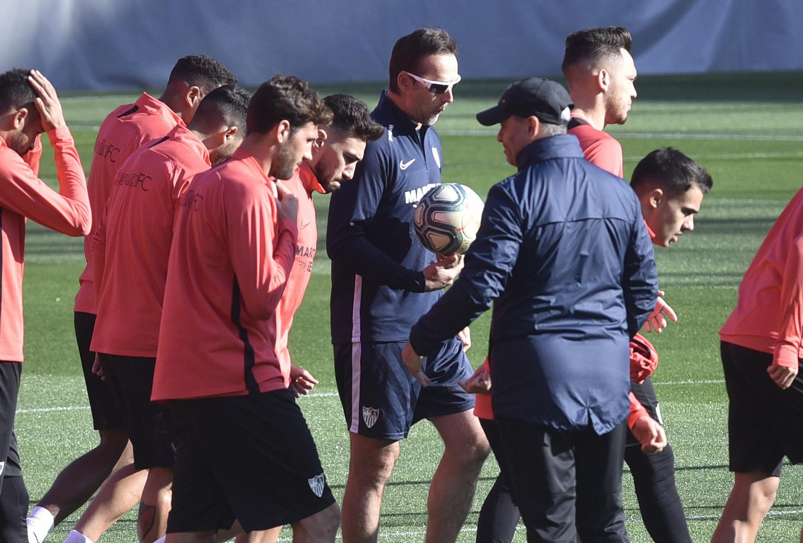 Lopetegui porta un balón seguido por sus jugadores en una sesión de trabajo.