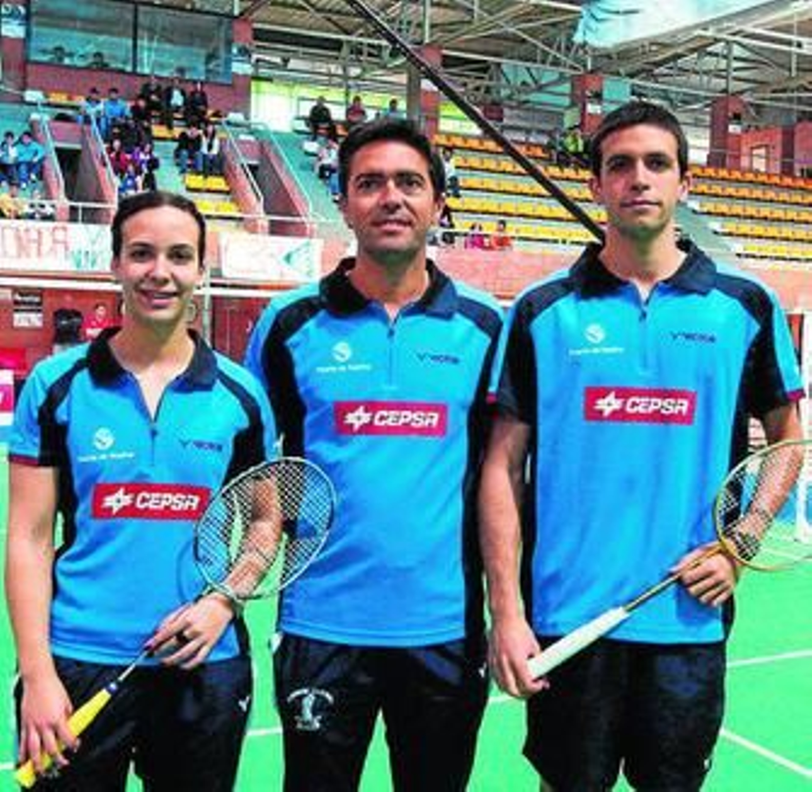 Haideé (i) y Eliezer flanquean a su padre, Paco Ojeda, antes del encuentro de ida de la final de 2009.
