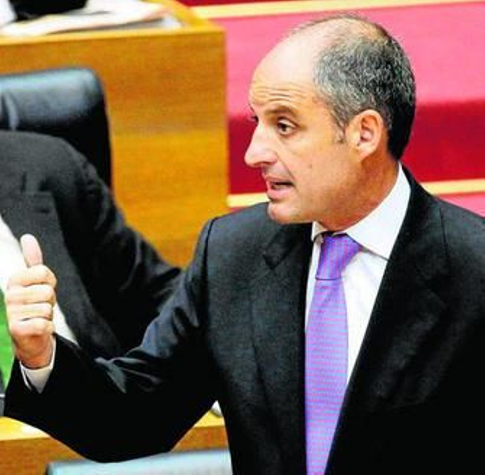 Camps responde a las preguntas de la oposición, ayer, en el Pleno de Las Cortes Valencianas.