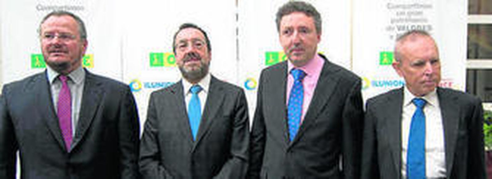 De izquierda a derecha, Patricio Cárceles, Miguel Carballeda, presidente de la ONCE, Cristóbal Martínez y Ventura Pazos, del Consejo Territorial.