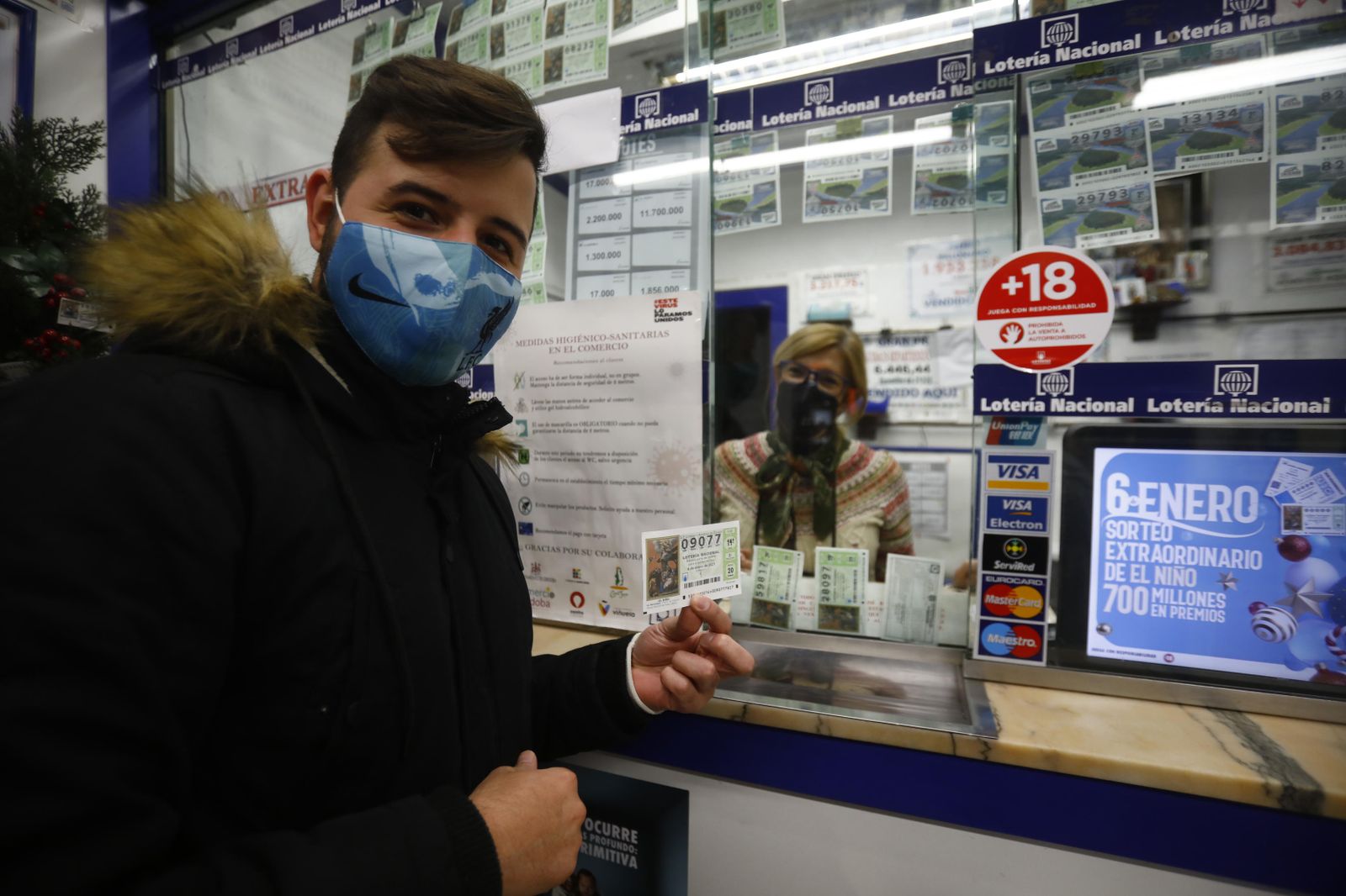 Un joven compra un décimo.