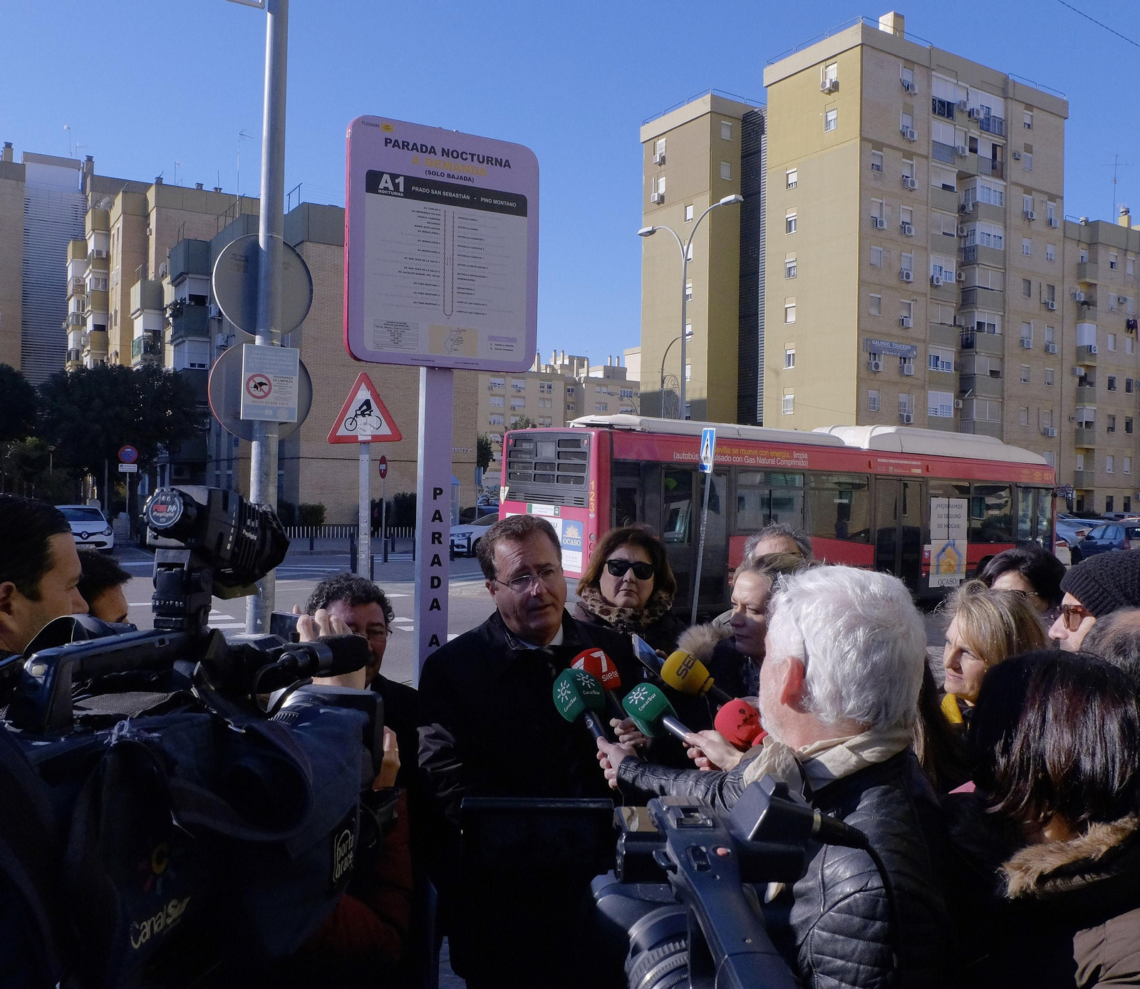 Presentación en Pino Montano de la parada ‘antiacoso’ en 2019.