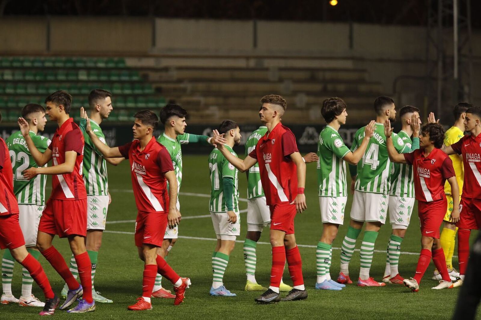 Los futbolistas de Betis Deportivo y Sevilla Atlético, en el último derbi, en febrero.