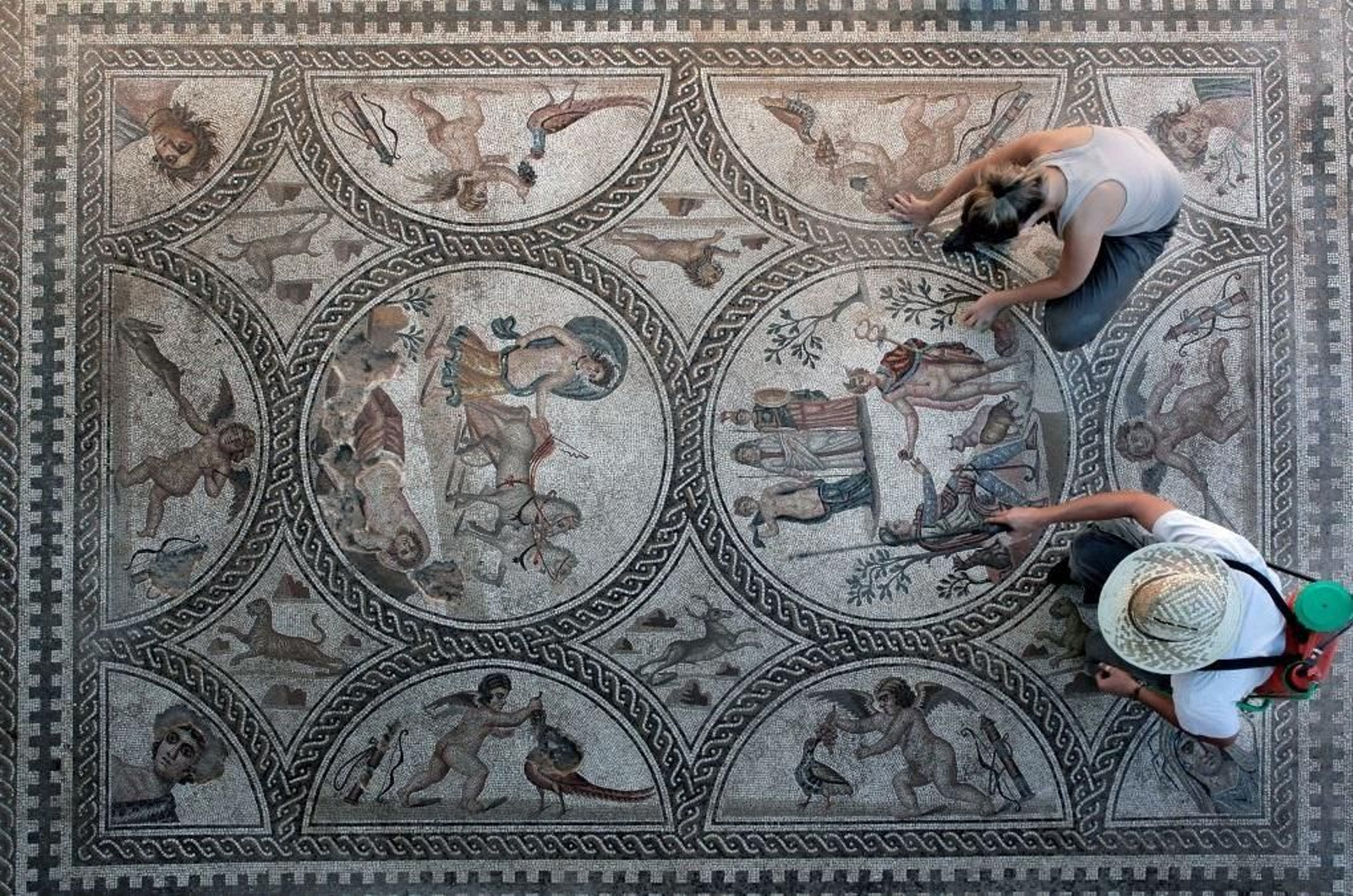 El Mosaico de Los Amores es uno de los grandes alicientes para visitar el Conjunto Arqueológico de Cástulo este verano.
