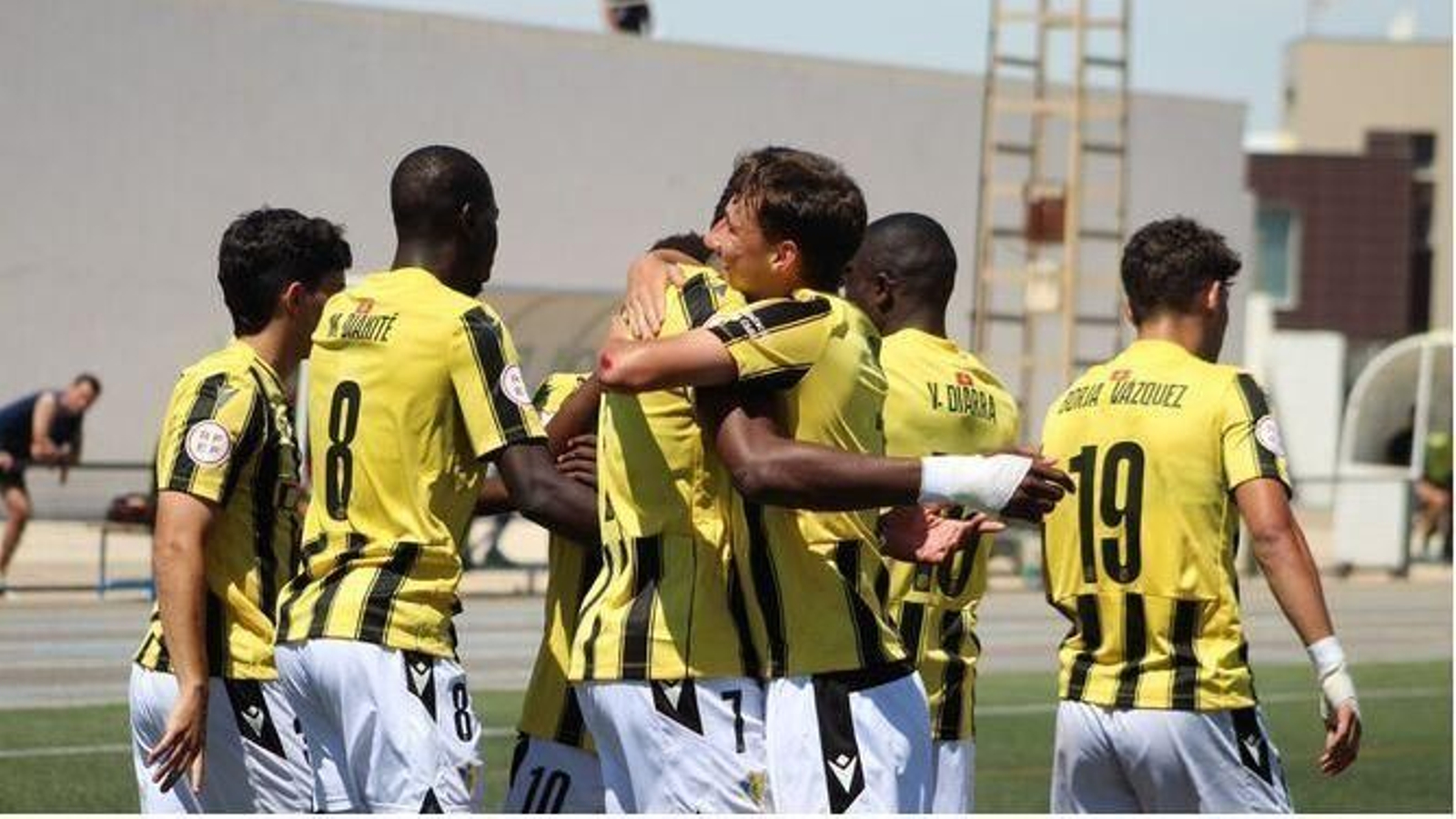Los jugadores del Mirandilla celebran el gol que les daba la permanencia Los jugadores del Mirandilla celebran el gol que les daba la permanencia
