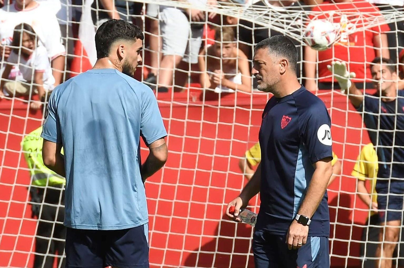Isaac atiende a García Pimienta durante el entrenamiento en el estadio del sábado.