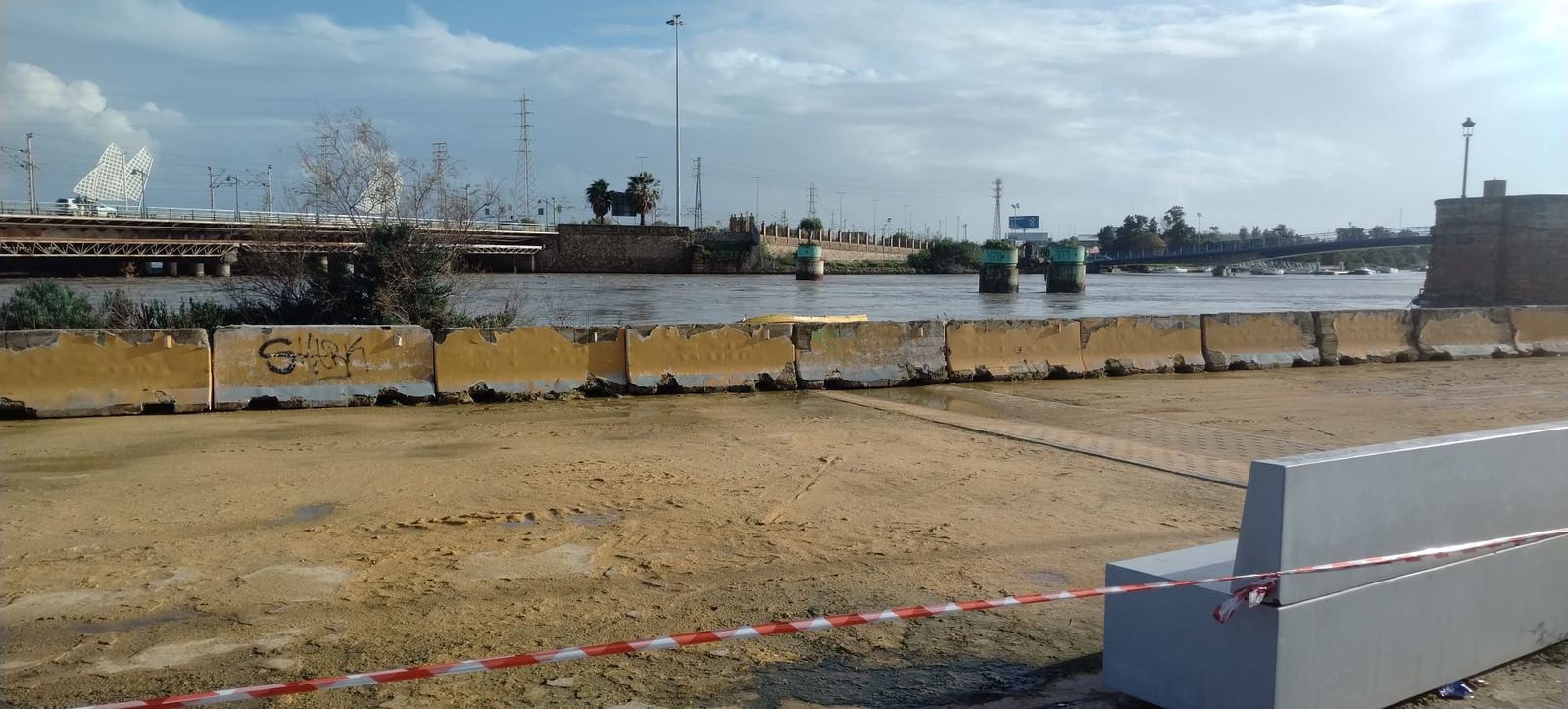 Los bloques de hormigón  instalados en Pozos Dulces como medida de precaución.