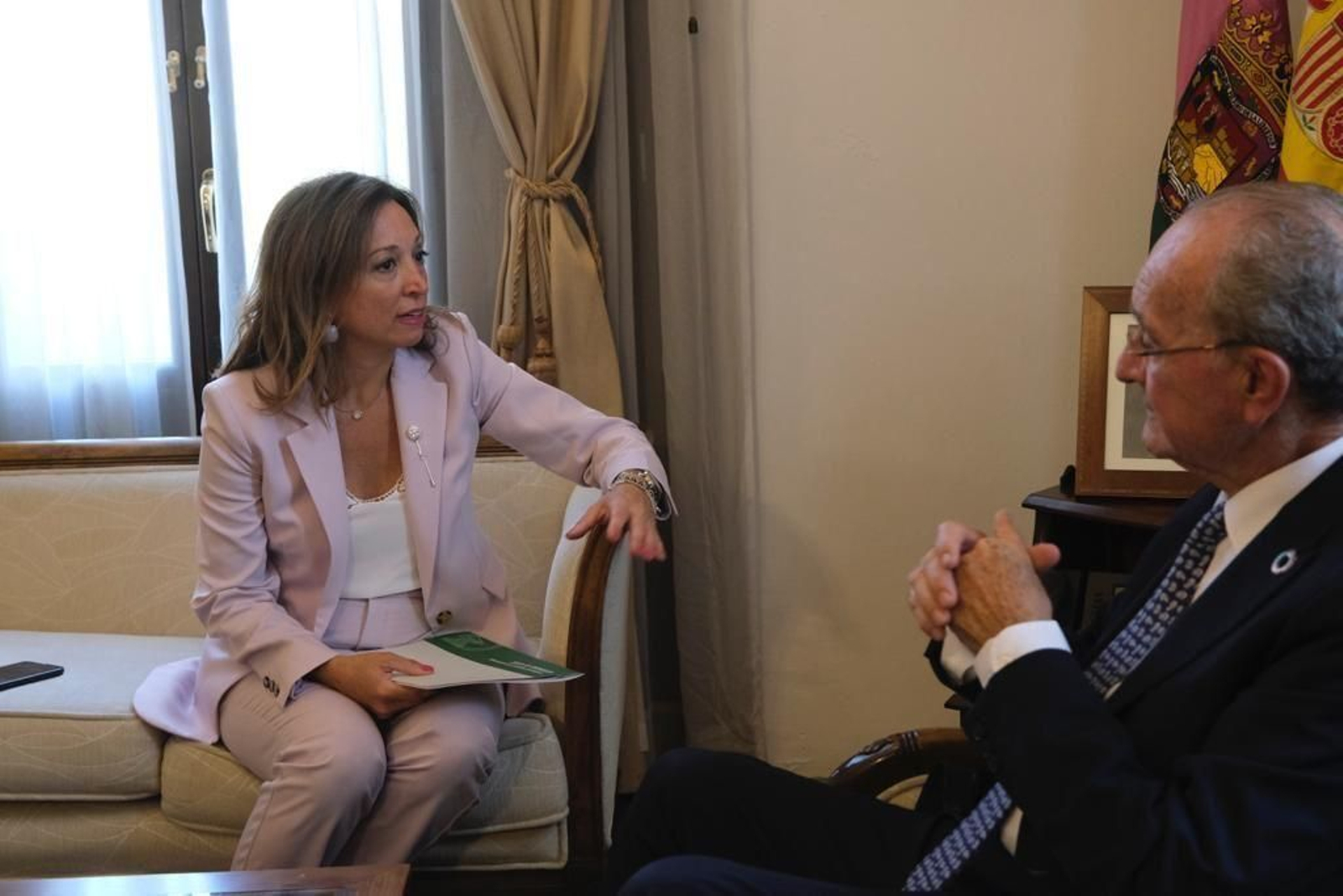 Reunión institucional del alcalde de Málaga con Patricia Navarro.