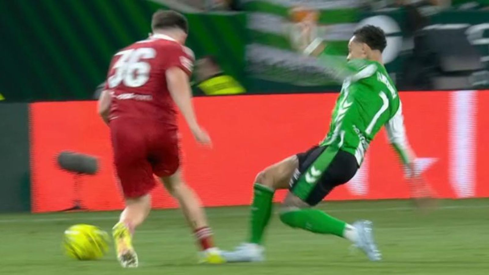 El pisotón de Antony sobre Oso durante el Betis-Sevilla