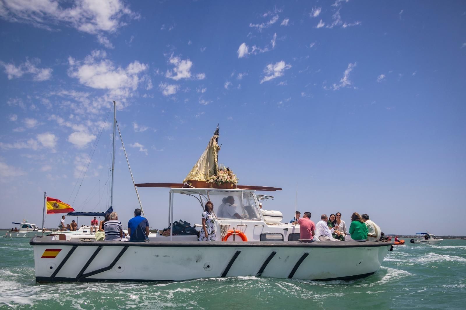 Las imágenes de la procesión marítima de la Virgen del Carmen de Gallineras en San Fernando