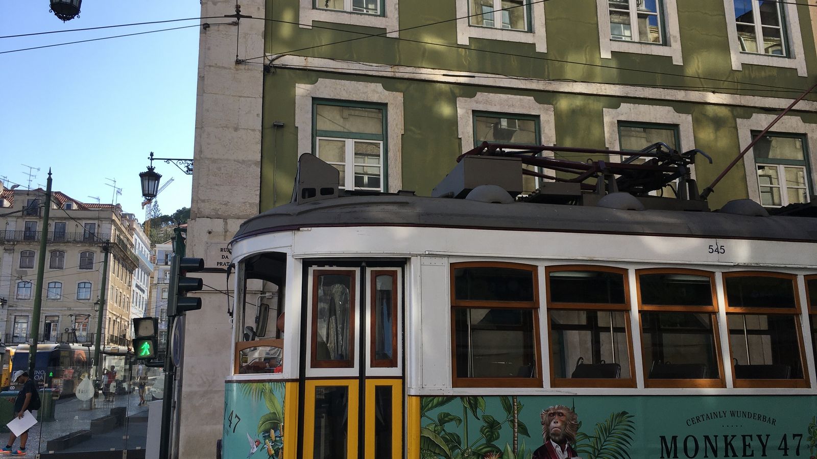 Subir al tranvía, ahora con mascarillas, es esencial para conocer las distintas  caras de Lisboa.