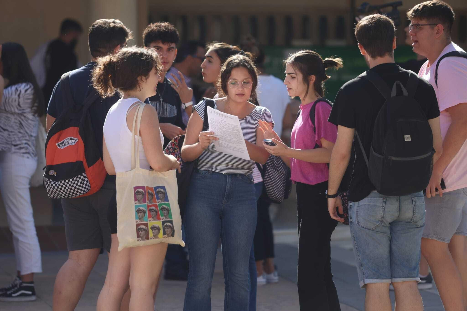 Fotos: Abrazos y nervios en el primer día de Selectividad en Málaga