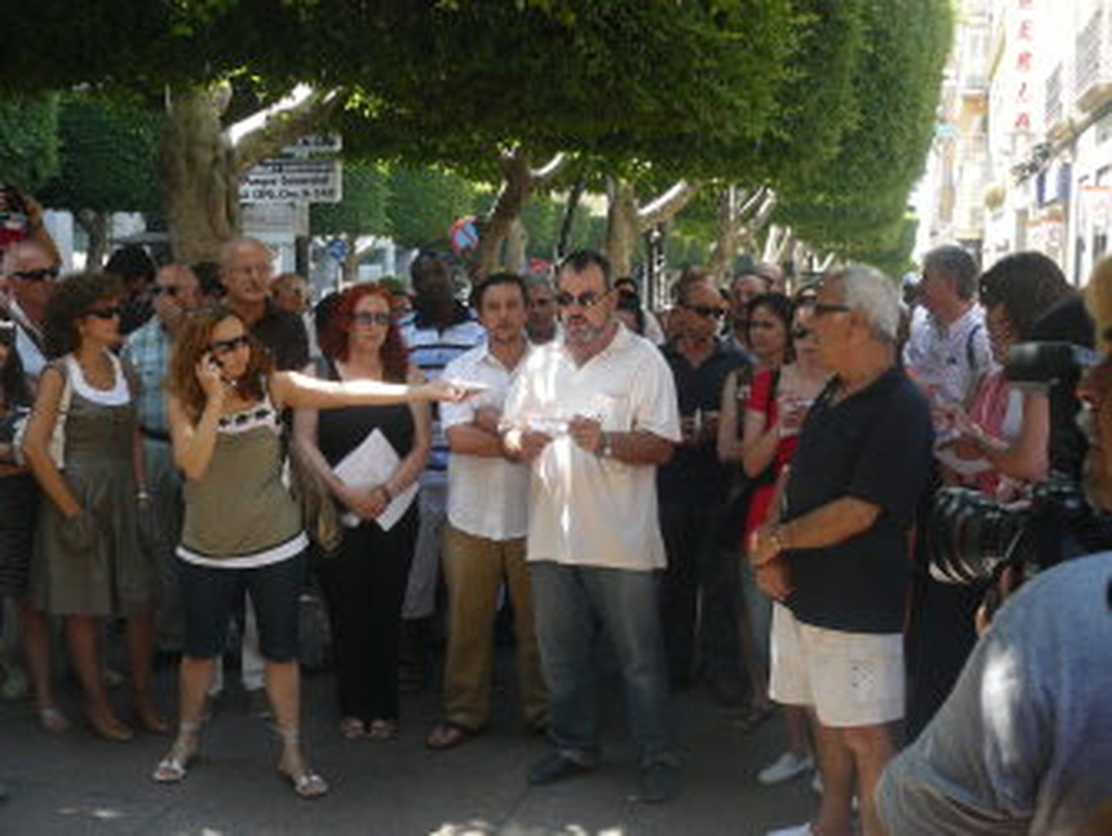 Un centenar de personas se concentran para pedir medidas en gestión de política de migraciones