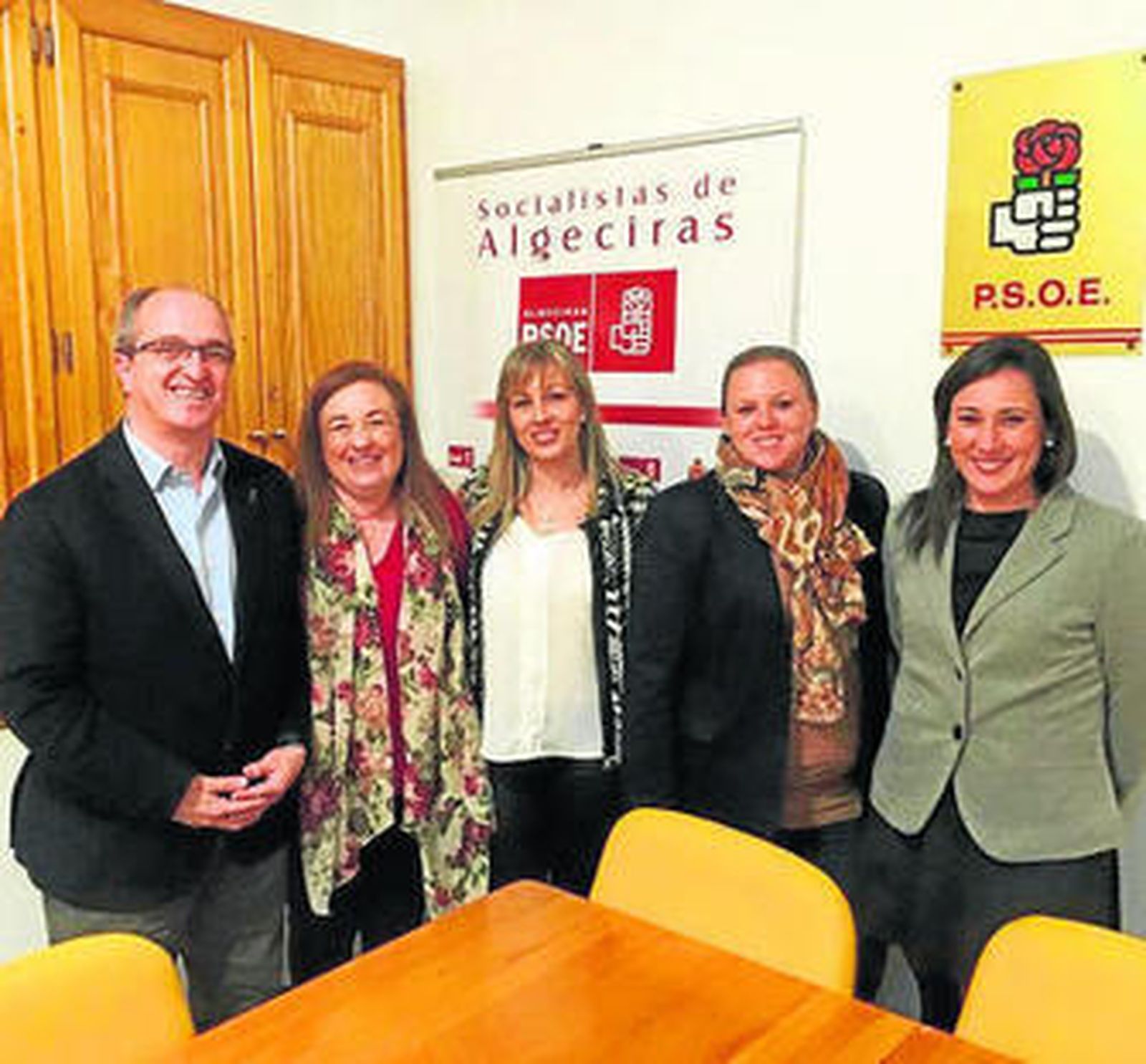 Los representantes del PSOE y Saavedra, tras la reunión.