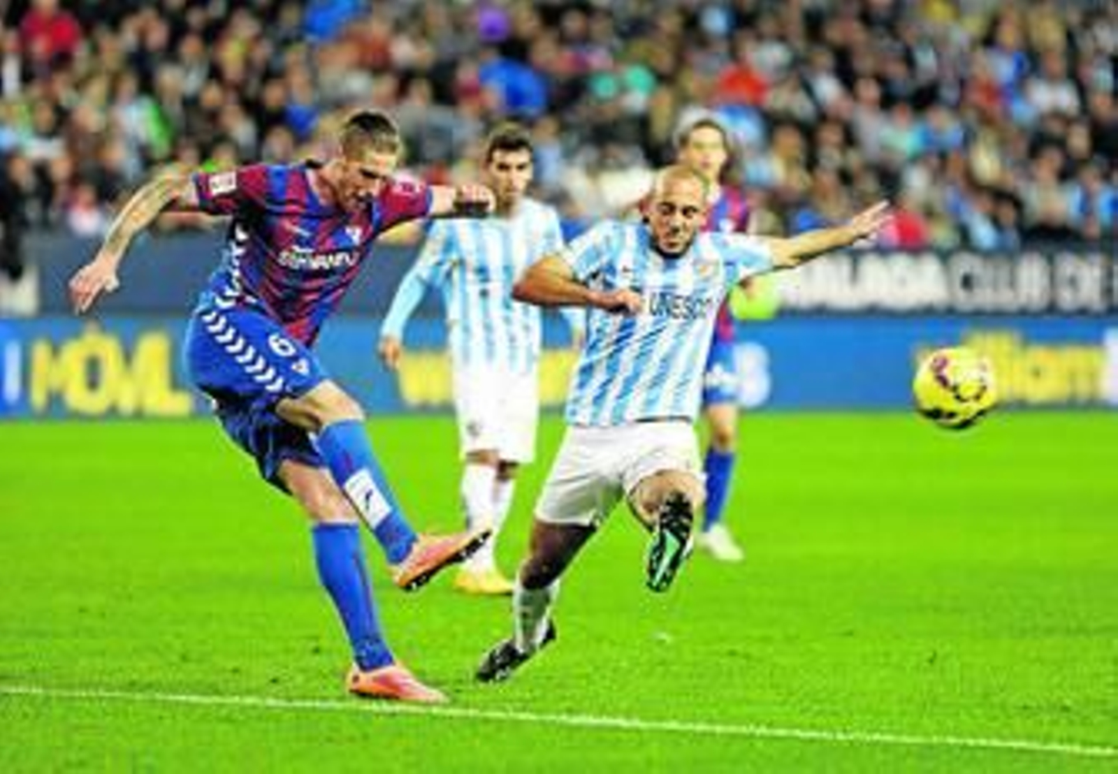 Albentosa despeja ante la presión de Amrabat.