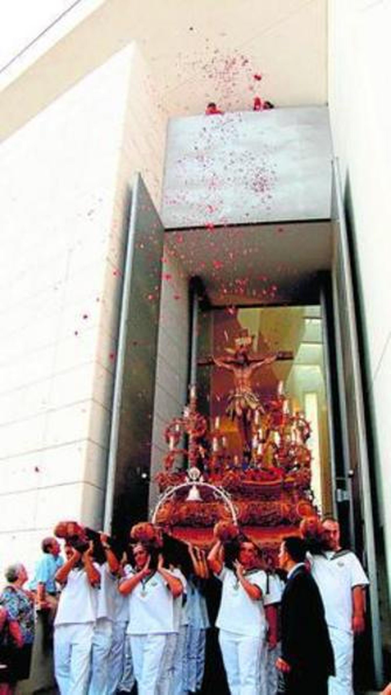 Lavado de pies del Cristo del Mar junto al fervor de miles de fieles