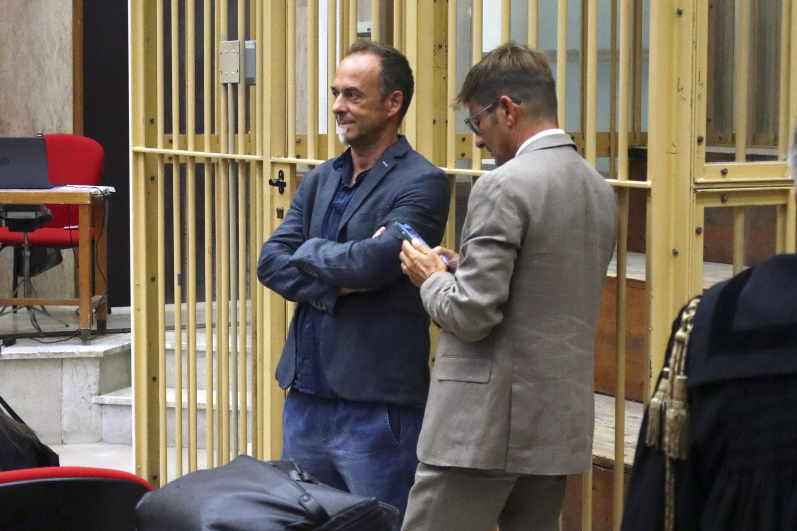 El italiano Francesco Arcuri  (i), expareja de la española Juana Rivas, en el Tribunal de Cagliari, en Cerdeña, Italia, el pasado mes de septiembre.