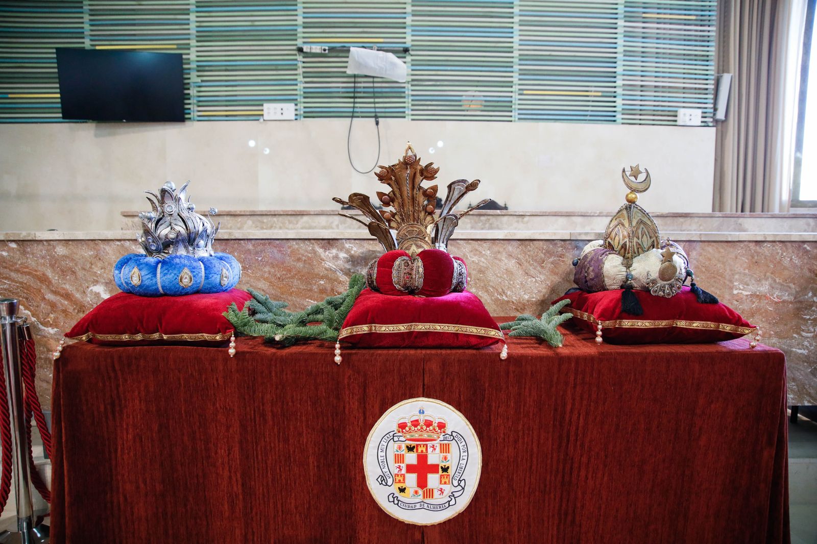 Imágenes de la entrega de las coronas a los emisarios de sus Majestades los Reyes Magos de Oriente