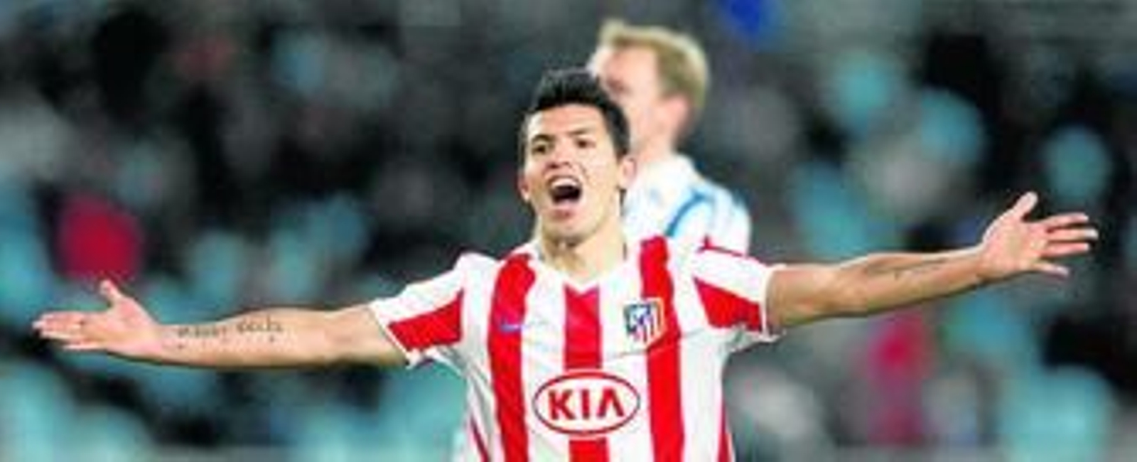 Agüero celebra uno de los dos goles que consiguió ayer en Anoeta para darle el triunfo al Atlético.