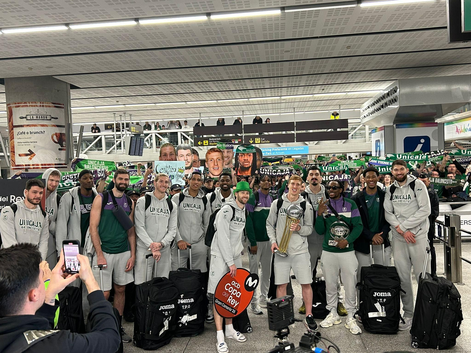 Alegría en la llegada del Unicaja al aeropuerto