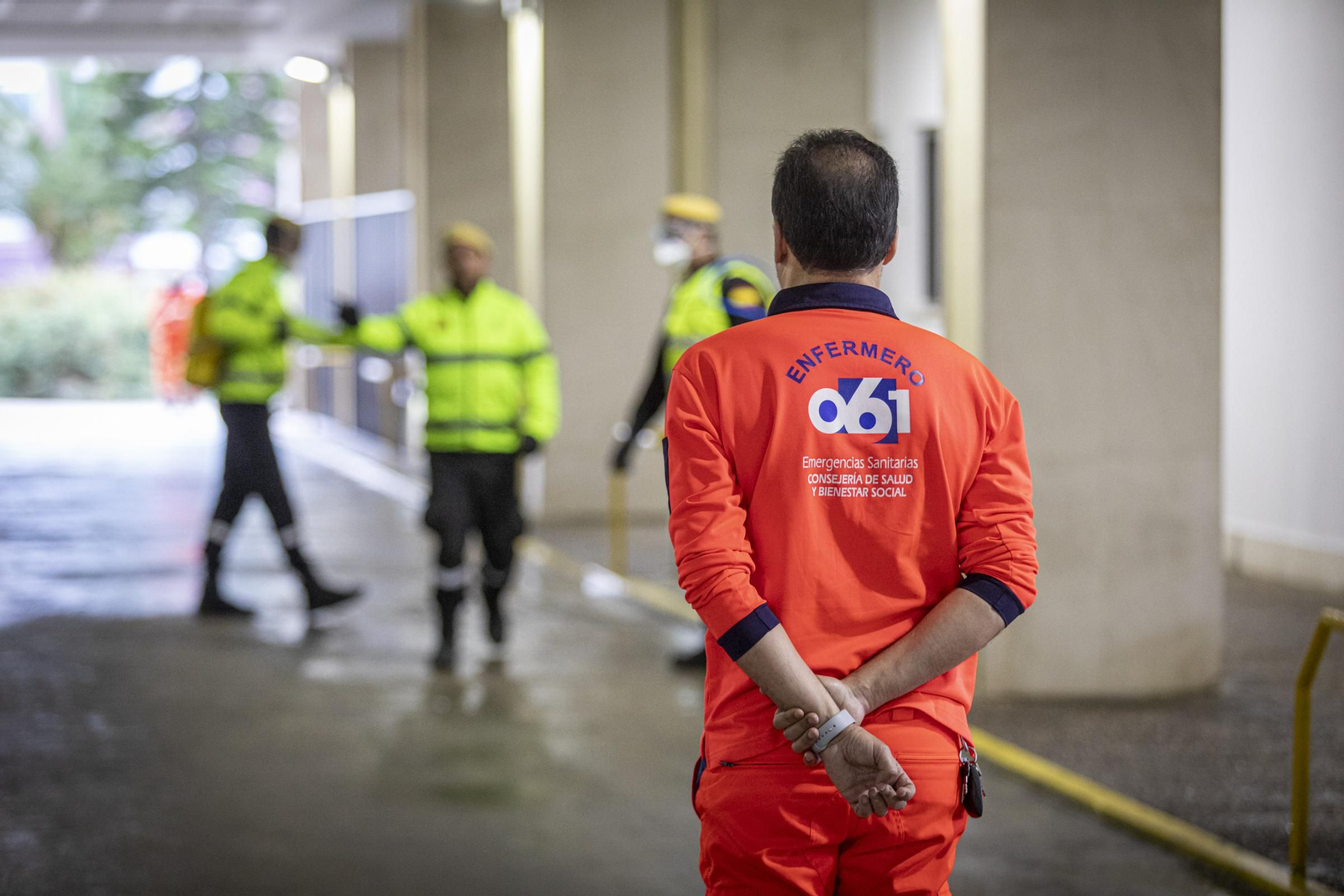 La UME desinfecta el hospital Puerta del Mar