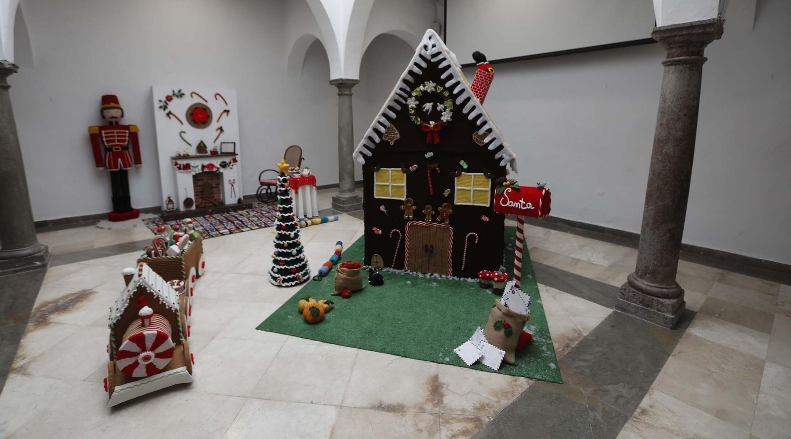 Hilos de Navidad: Las tejedoras de Recrearte llenan el Museo Municipal de Algeciras con las decoraciones en coché