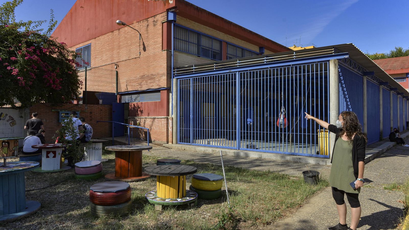Una profesora señala una de las zonas afectadas por los robos.