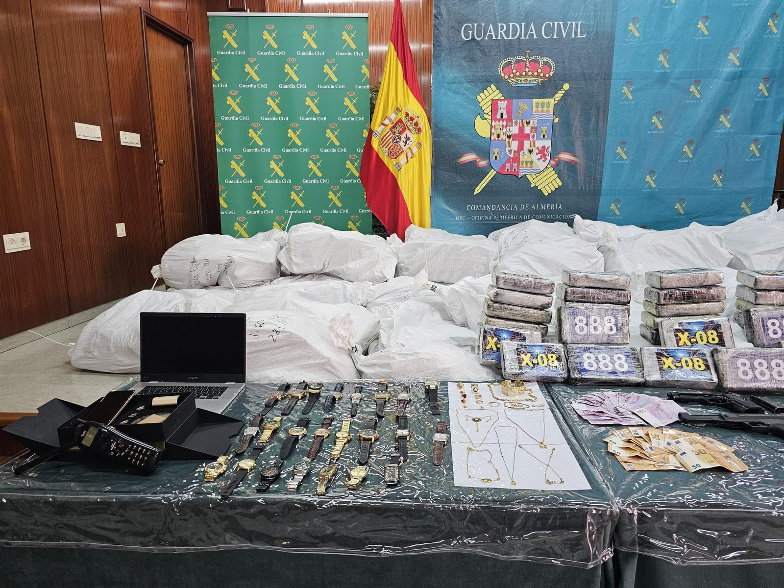 Cocaína, marihuana, armas y objetos de lujo: las incautaciones de la operación 'Lukenan'