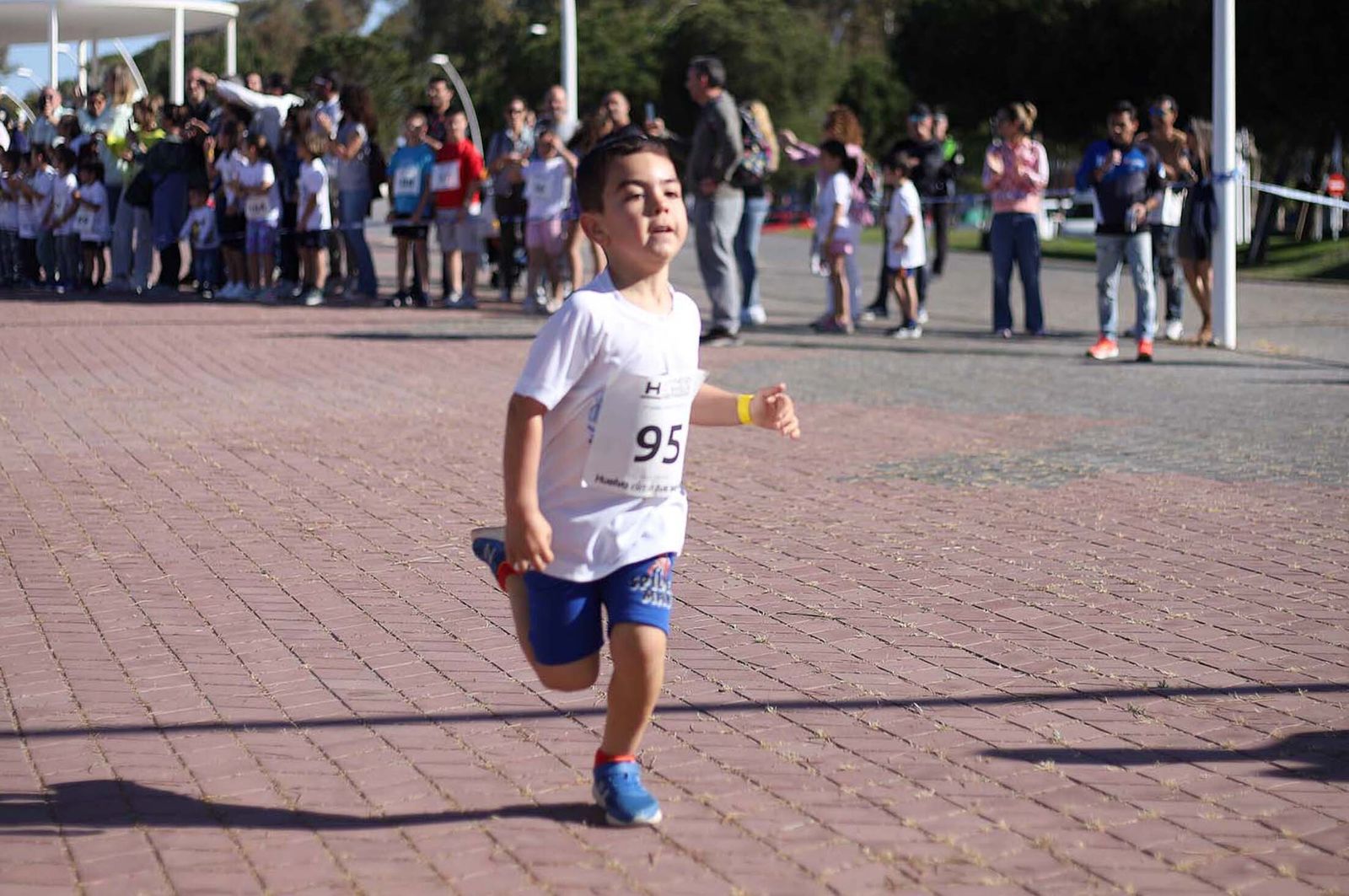 Imágenes de la carrera infantil previa a la "10K Puerta del Descubrimiento"