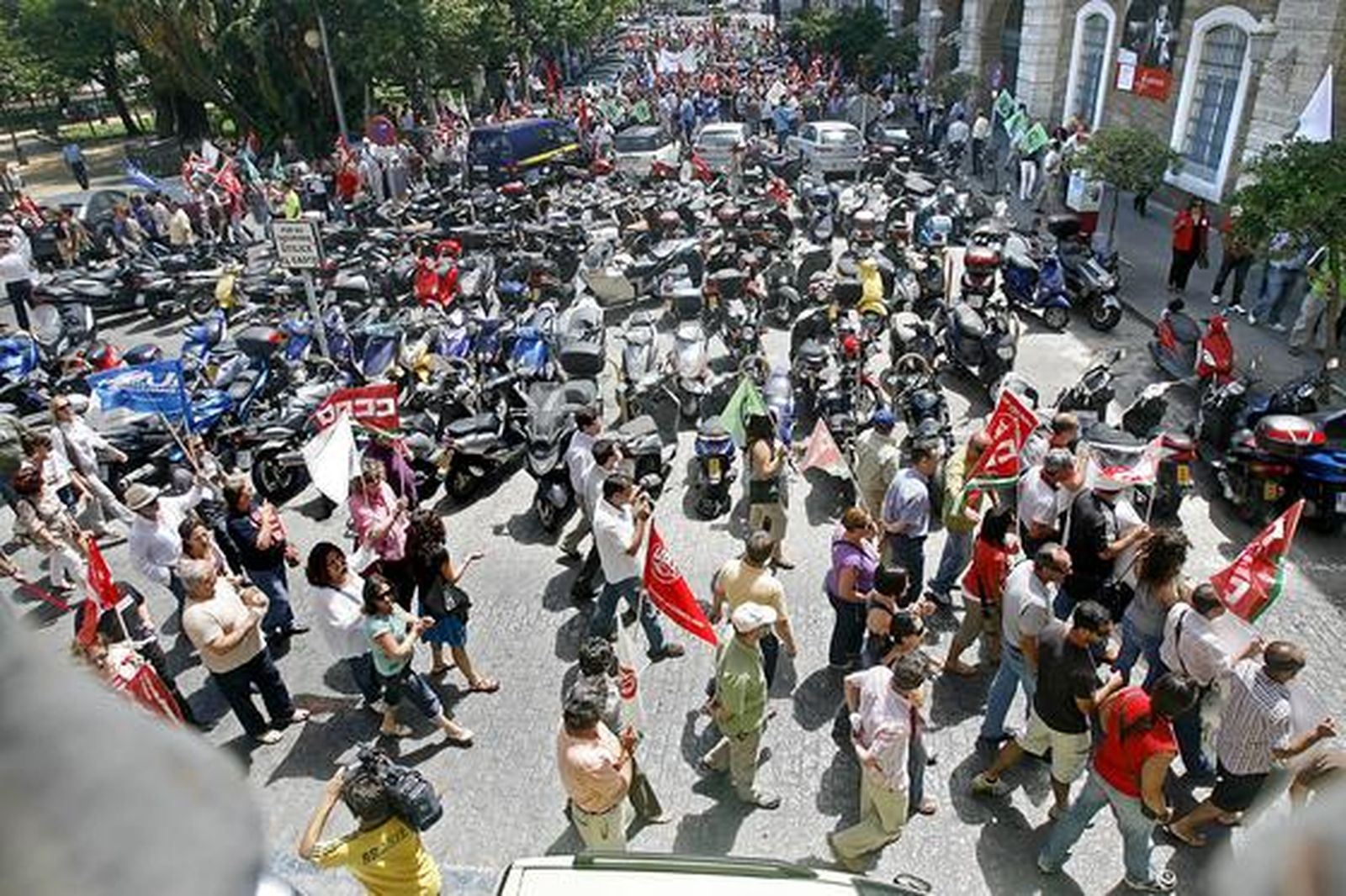 Más de 2.400 empleados públicos gaditanos secundan la huelga de funcionarios. 

Foto: Joaquin Pino