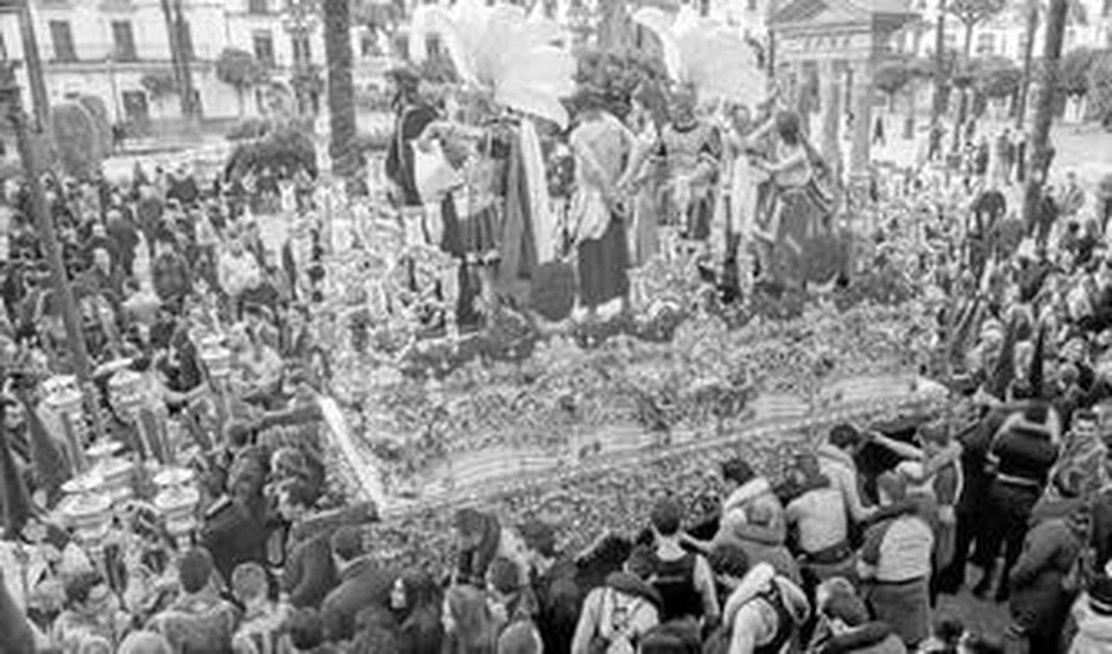 El misterio de La Sentencia, por la plaza del Arenal, en un relevo de costaleros.