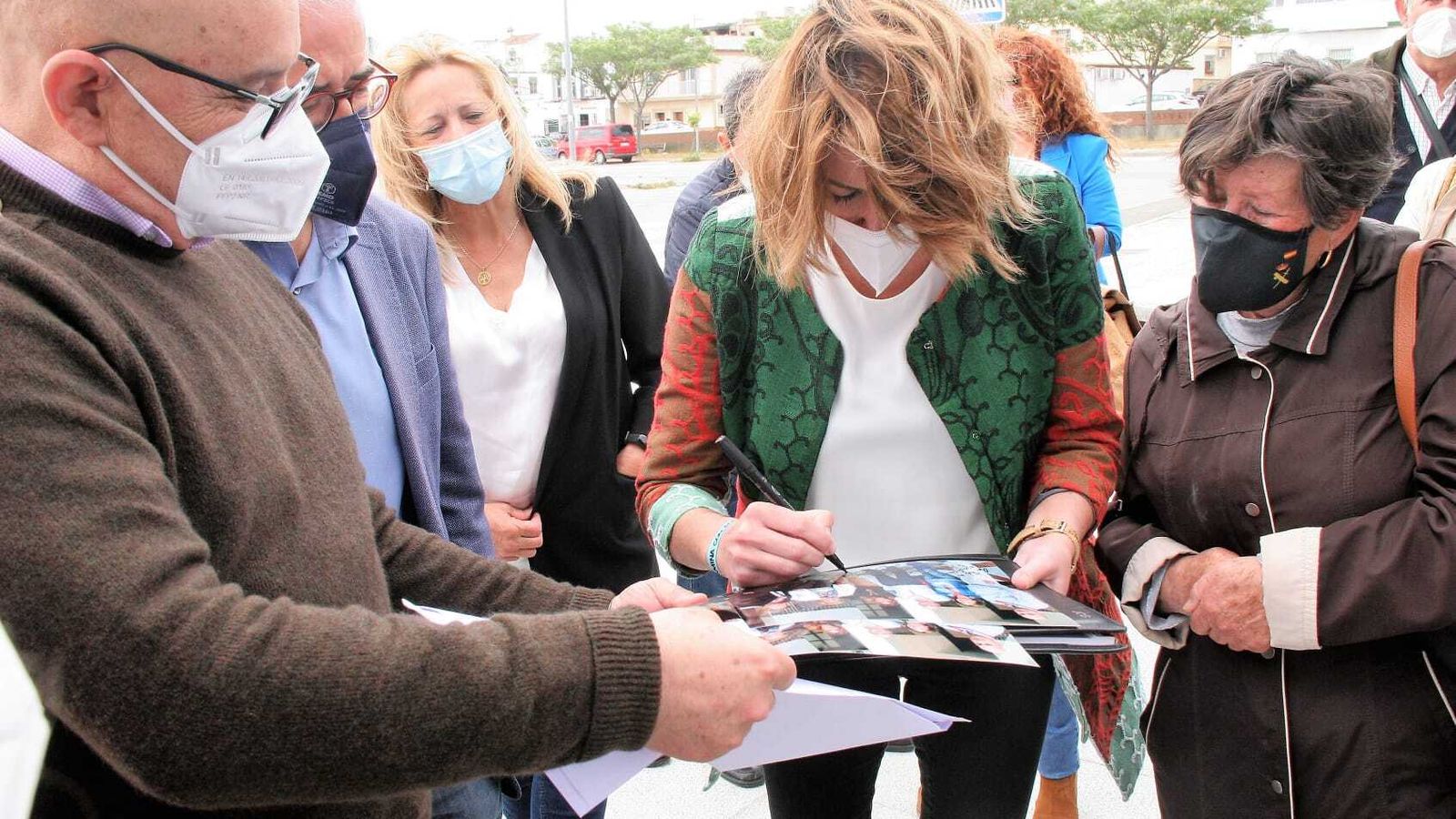 Milagros Muñoz y Enrique Valle le entregaron a Susana Díaz una foto de la reunión mantenida en Sevilla en 2015.