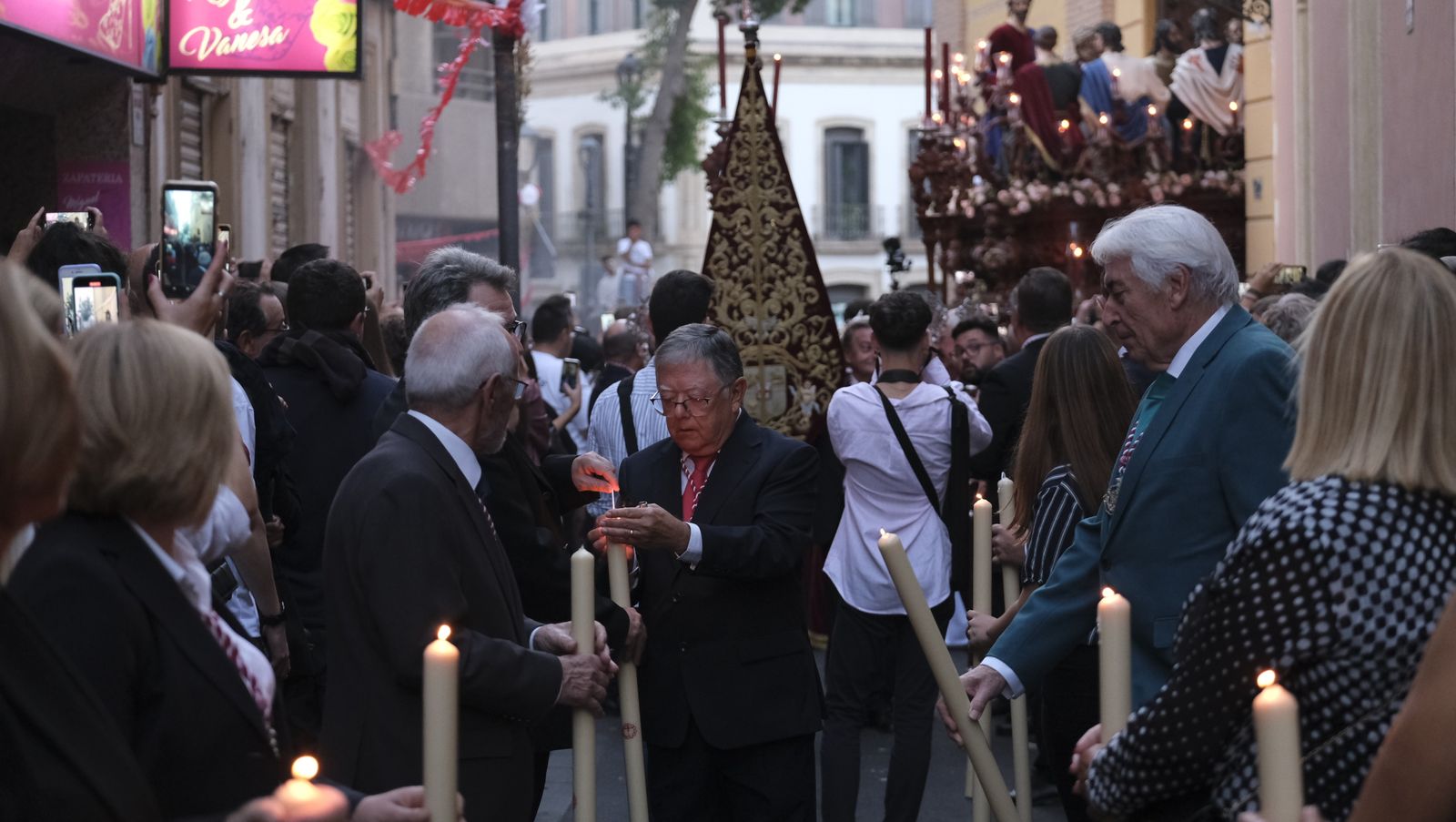 Imágenes de La Magna por las calles de Almería