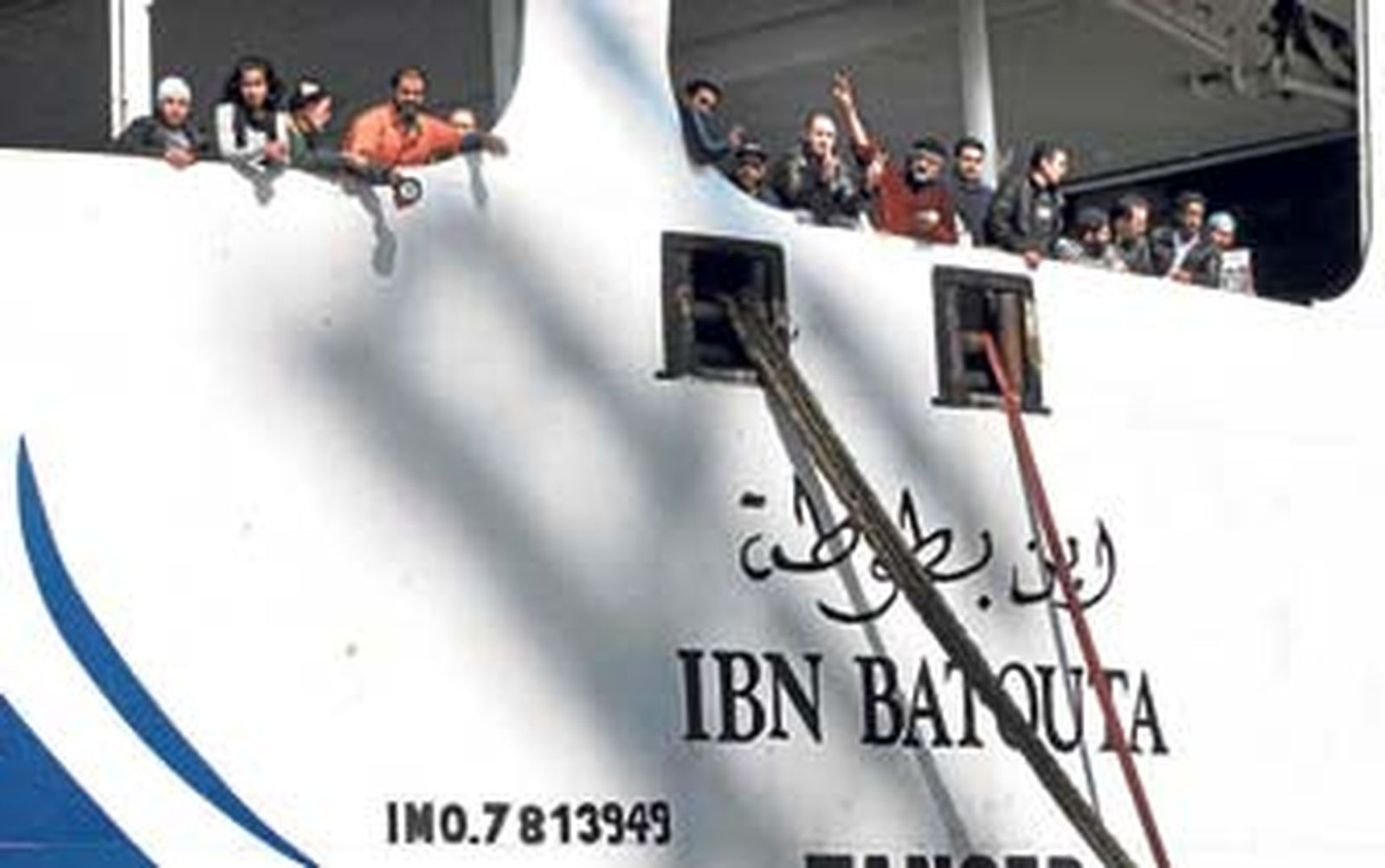 Un grupo de trabajadores del barco 'Ibn Batouta', ayer, en Algeciras./Antonio Pizarro